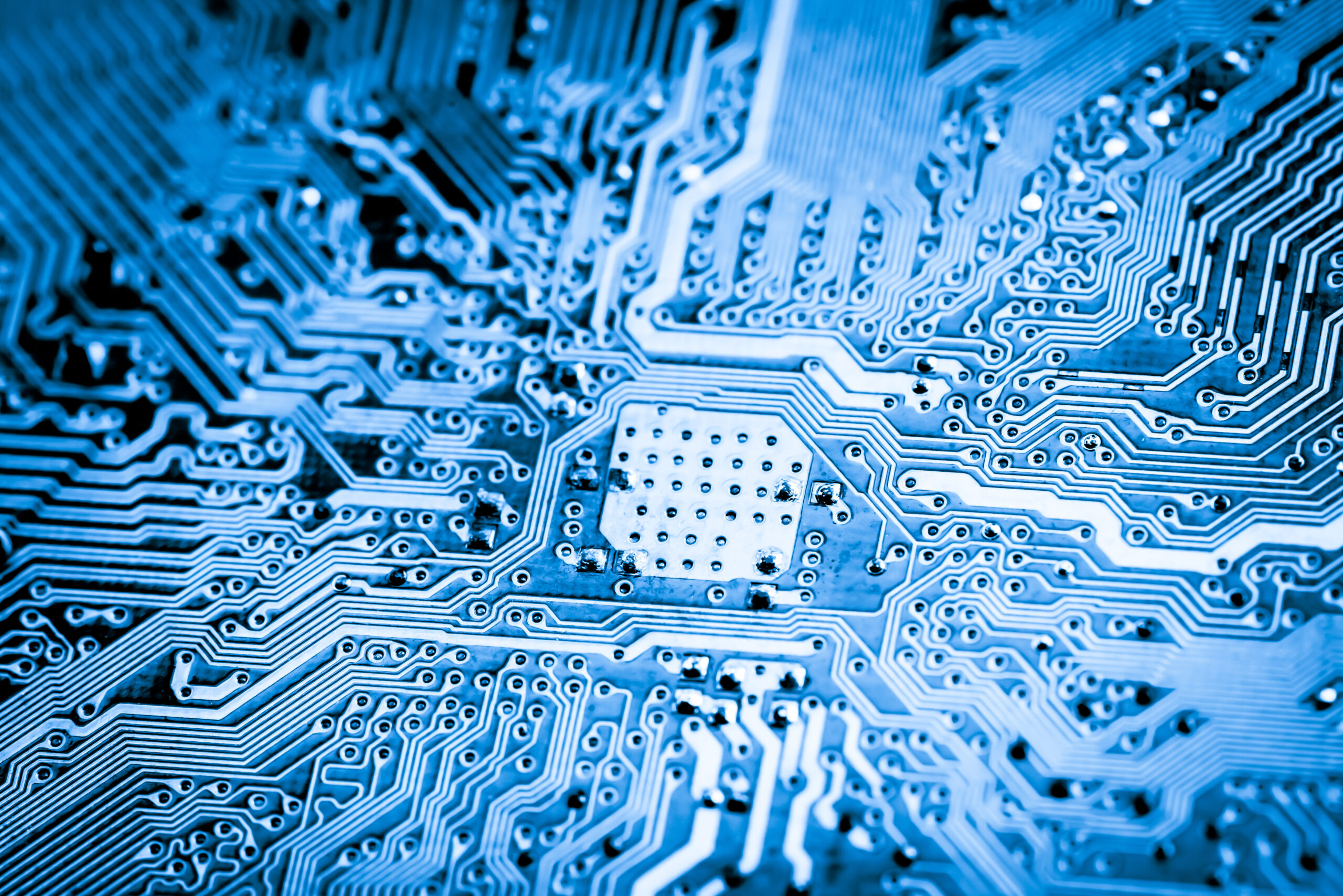 Defensa inteligente: por tierra, mar, aire… y chip